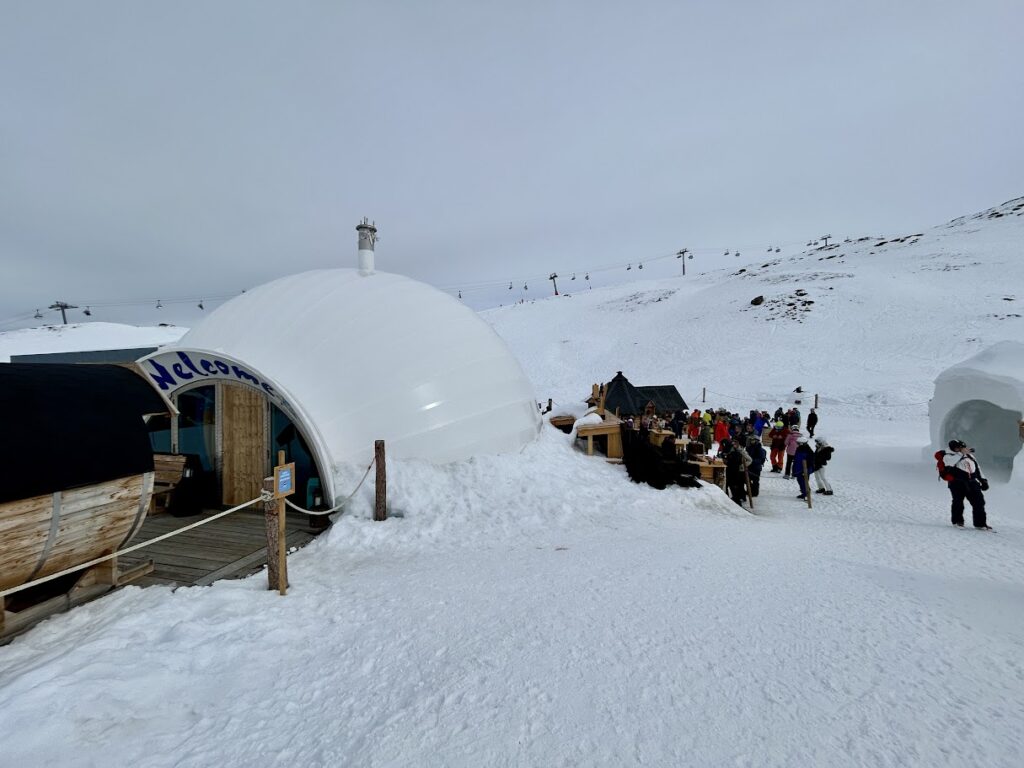 Igloo Dorf by Matterhorn in Zermatt 